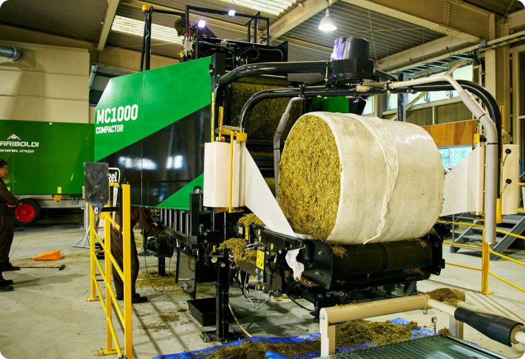 完成した混合飼料を梱包し牧場へ