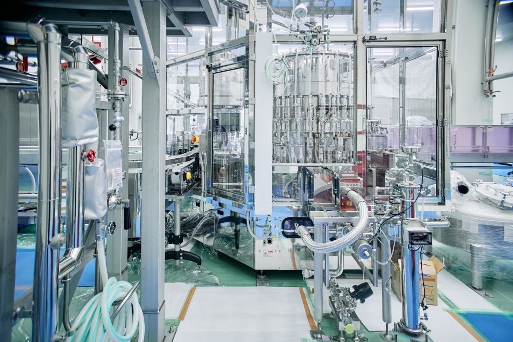 充填機でびん詰め