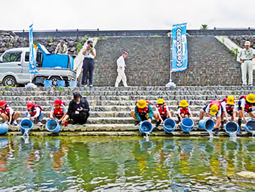 小学校の児童や園児とアユの放流体験実施