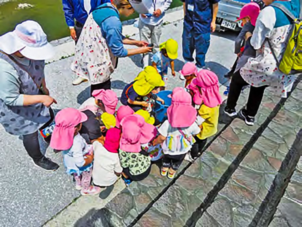 小学校の児童や園児とアユの放流体験実施