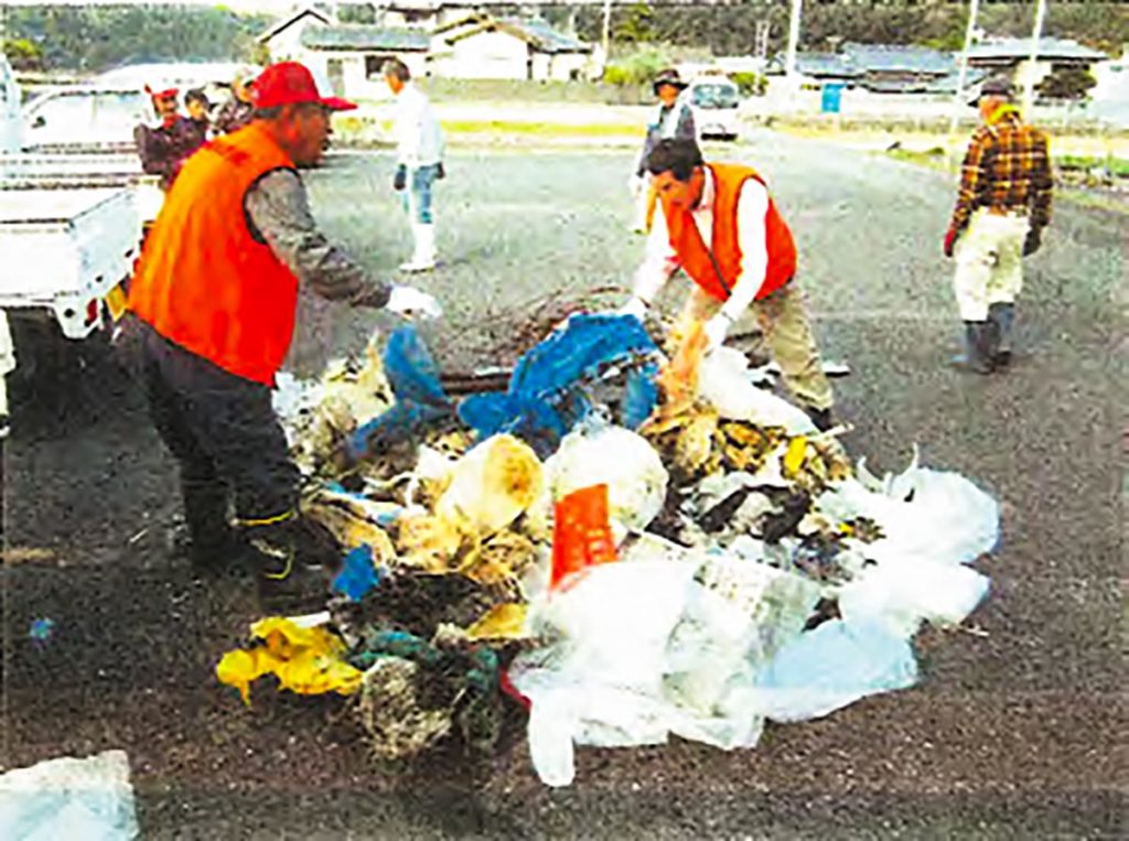 河川清掃の様子